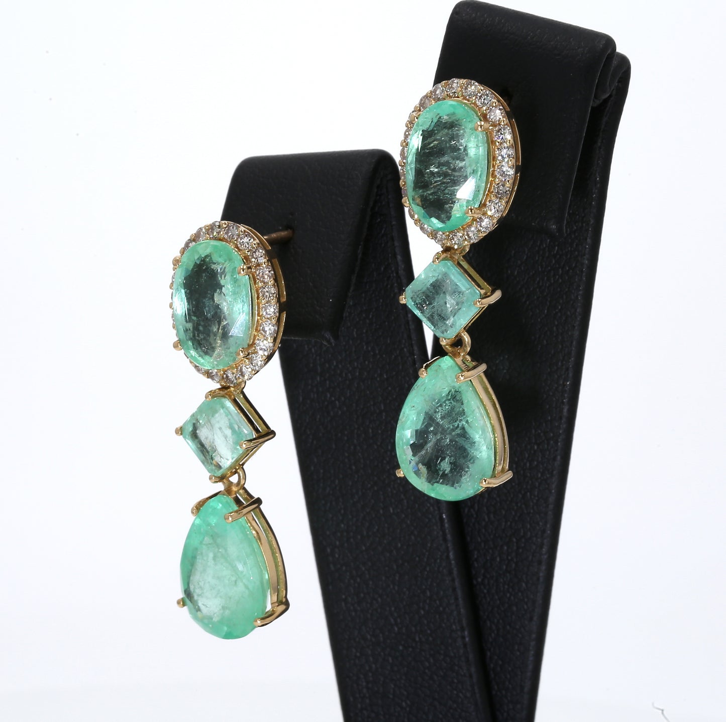 Colombian Emerald Earrings (1 pair): 16.7 ct tw Emeralds, 0.7 ct tw Diamonds, 18K Yellow Gold