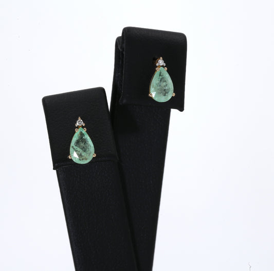 Colombian Emerald Earrings (1 pair): 1.5 ct tw Emeralds, 0.02 ct tw Diamonds, 14K Yellow Gold